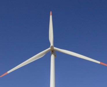 Senkrecht zur Stromrechnung: Vertikale Hauswindräder im Praxistest – Erfahrungen, Leistung und echte Ersparnisse