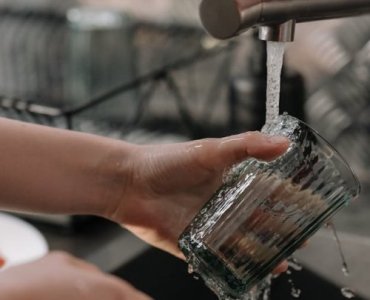 Tschüss, Tropfen! Den Flaschensiphon der Spüle in 15 Minuten selbst wechseln