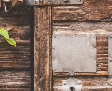 Metall oder Holz? So finden Sie das perfekte Gerätehaus für Ihren Garten und Ihr Budget