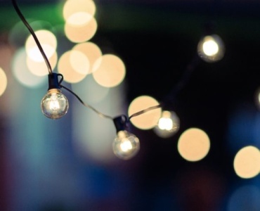 Traumhafte Lichtakzente fürs Schlafzimmer: Mit Lichterketten zur Romantik-Oase